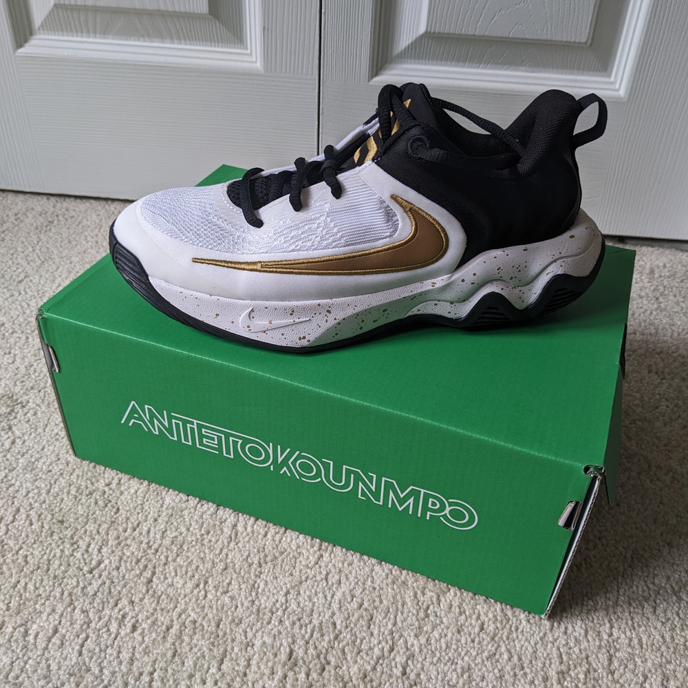 Nike Antetokounmpo White and Gold Basketball Sneakers (5Y)